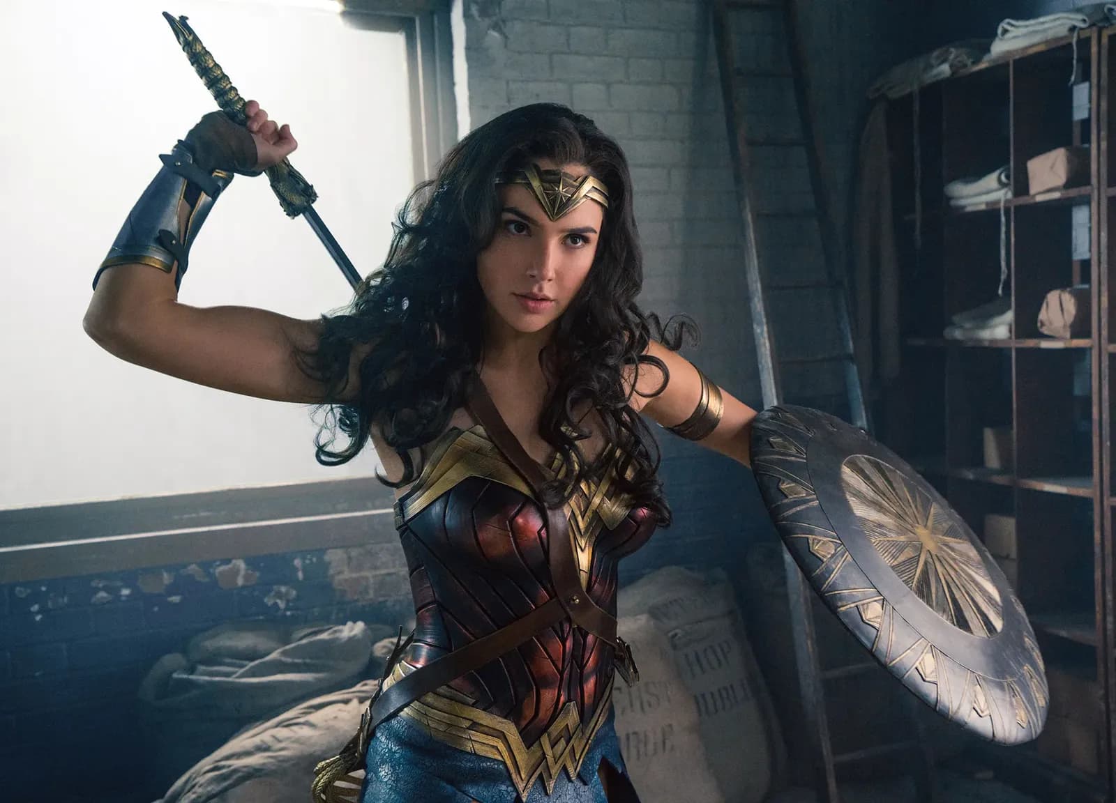 Mulher-Maravilha apresentada como a heroi mais sabia e justa na licao de superlativos em ingles
