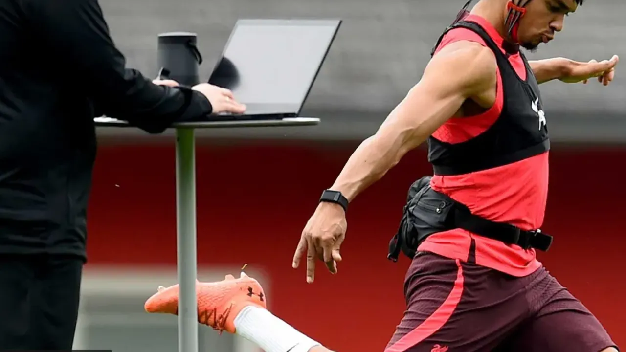 Jogador de futebol em campo usando colete de monitoramento com GPS, ilustrando o uso de tecnologia para performance