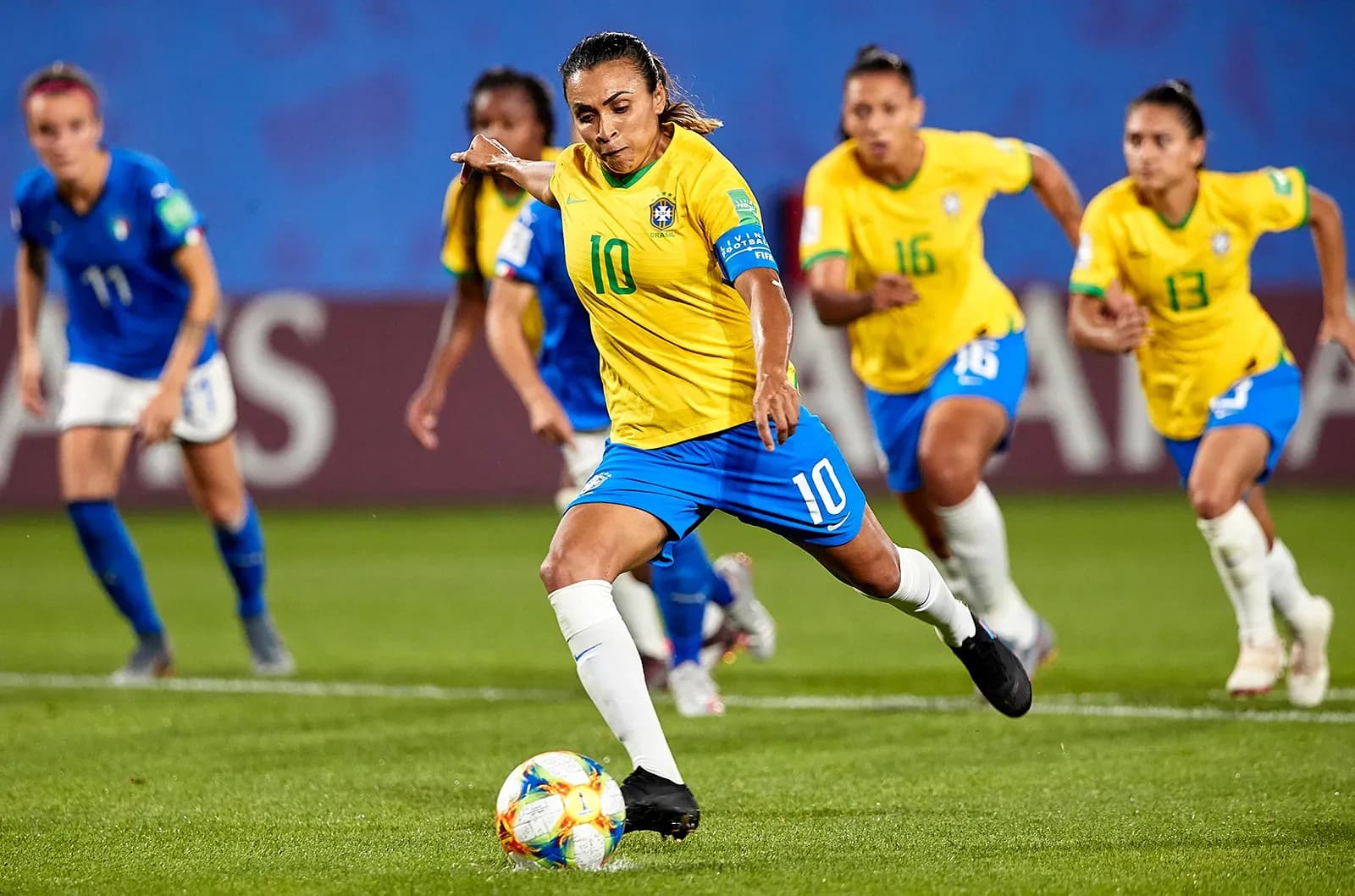 Atletas do futebol feminino em ação, representando as estrelas mais bem pagas da modalidade