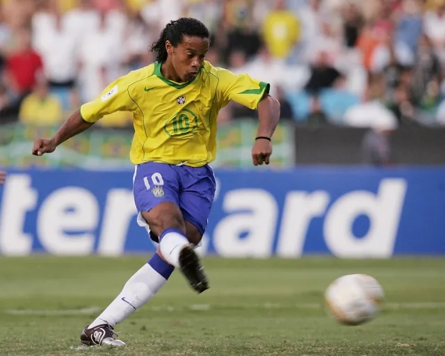 Ronaldinho Gaúcho sorrindo em campo, representando alegria no futebol e no aprendizado de inglês com 'was'