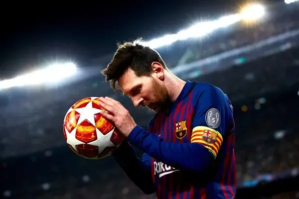 Lionel Messi com a taça da Copa do Mundo, exemplo perfeito para praticar inglês com 'was'