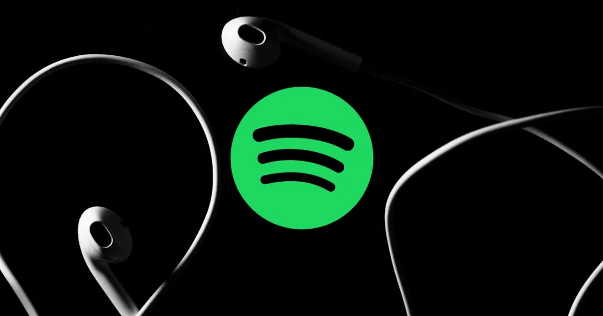 Pessoa ouvindo música no Spotify com fones de ouvido