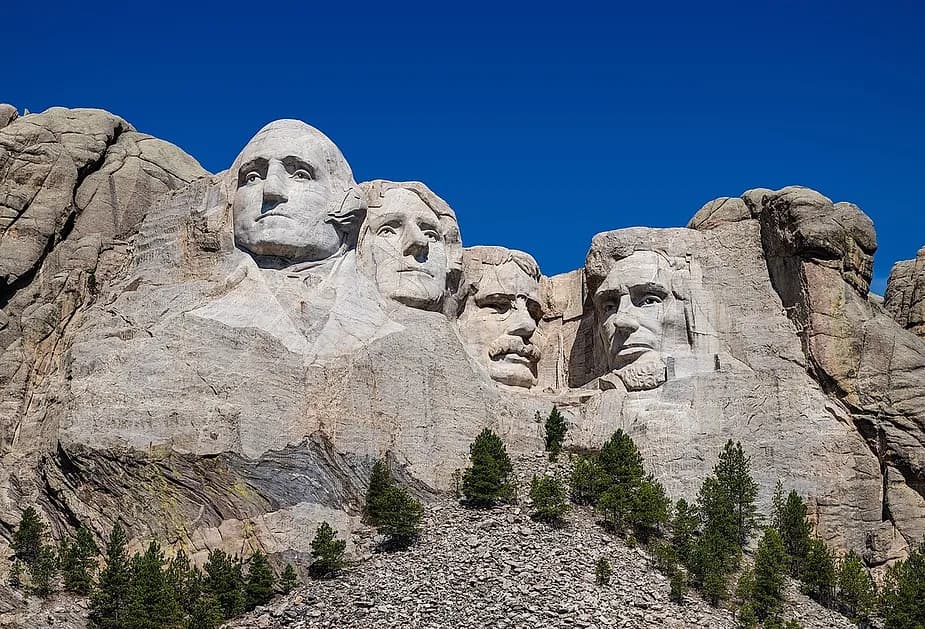 Imagem dos quatro presidentes no Monte Rushmore: Escultura no Monte Rushmore com os rostos de George Washington, Thomas Jefferson, Theodore Roosevelt e Abraham Lincoln.