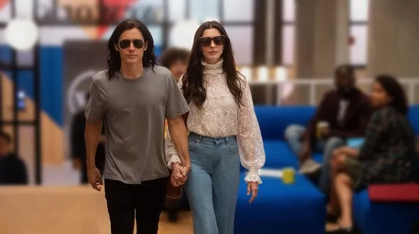 Imagem da minissérie WeCrashed sobre o boom e a queda do WeWork e do fundador Adam Neumann