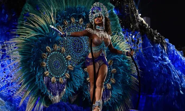 Mulher bonita negra Pessoas fantasiada em um desfile de Carnaval, mostrando o ensino de inglês relacionado a eventos culturais e celebrações.