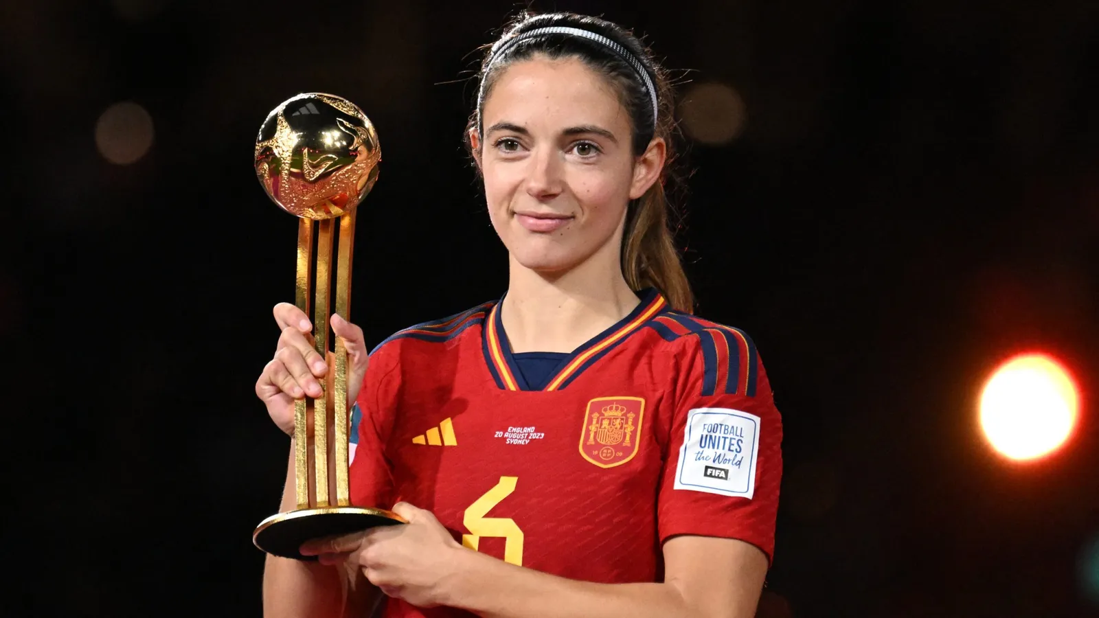 Jogadora de futebol feminino em campo, ilustrando os salários das atletas de elite no esporte