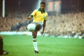 Pelé em ação durante uma partida de futebol
