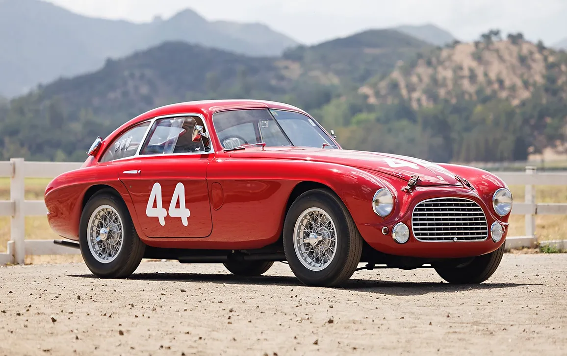 Ferrari 166 clássica e vermelha, exibindo design icônico, usada para ensinar comparativos em inglês na Lingualize.