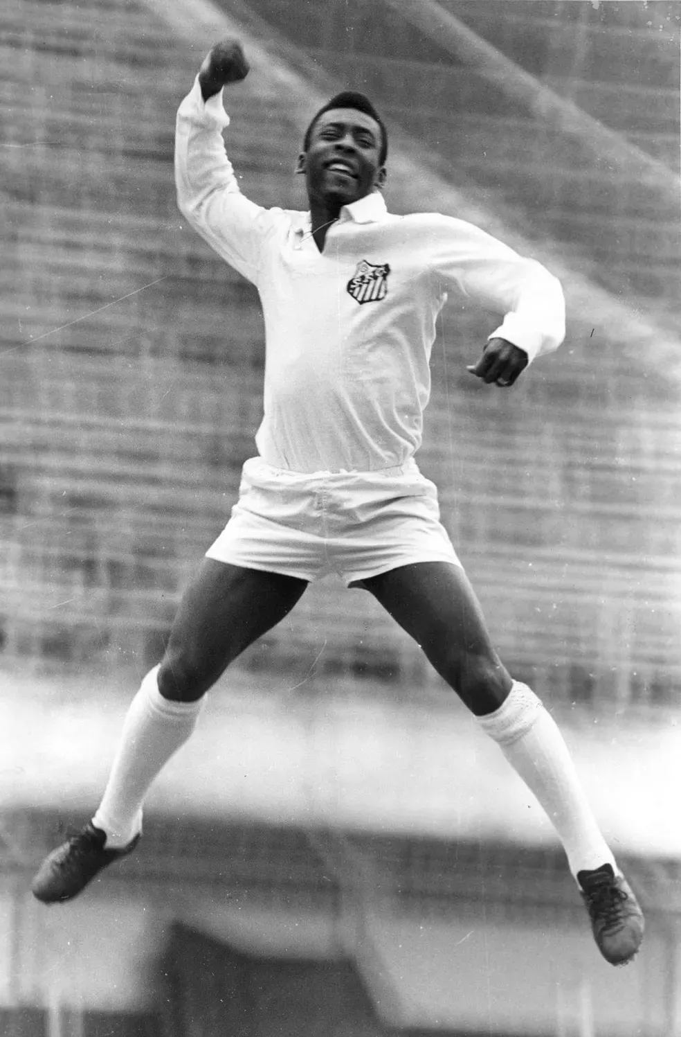 Pelé, o rei do futebol, com a camisa da seleção brasileira