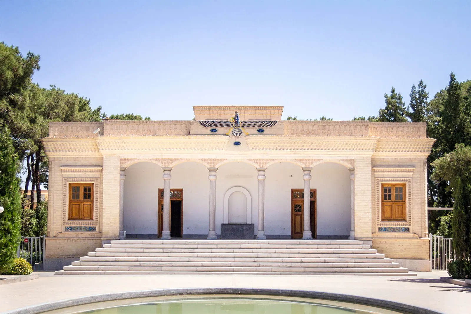 Templo do fogo zoroastriano com a chama sagrada mantida acesa, símbolo de pureza