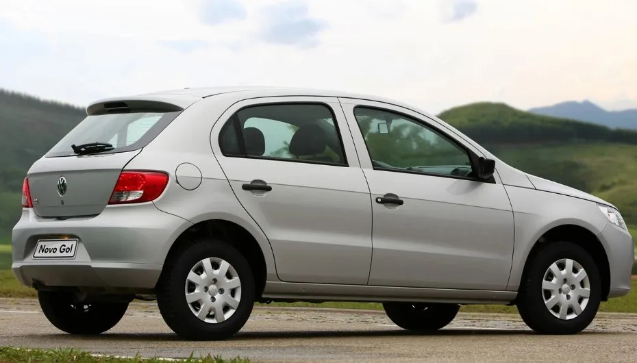 Volkswagen Gol prateado em destaque, representando um carro acessível e eficiente para uma aula prática de inglês na Lingualize.